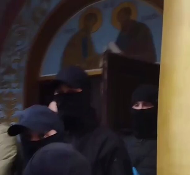 Прихожане в Черновицкой области Украины пытаются отстоять храм УПЦ в селе Ленковцы