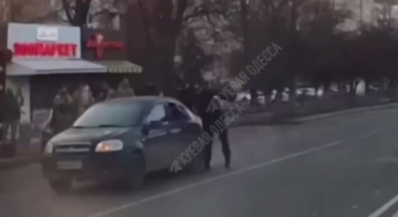 В Одессе водителю разбили стекло, чтобы призвать на войну