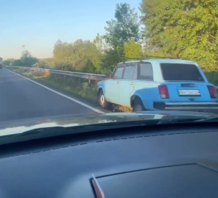 Украинцы бросают свои машины на Молдавской границе чтобы спастись от войны и покинуть Украину