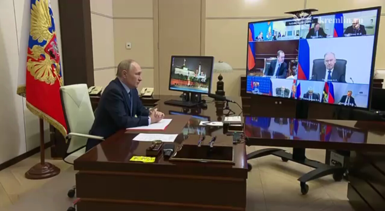 Владимир Путин по видеосвязи провёл оперативное совещание с постоянными членами Совета Безопасности