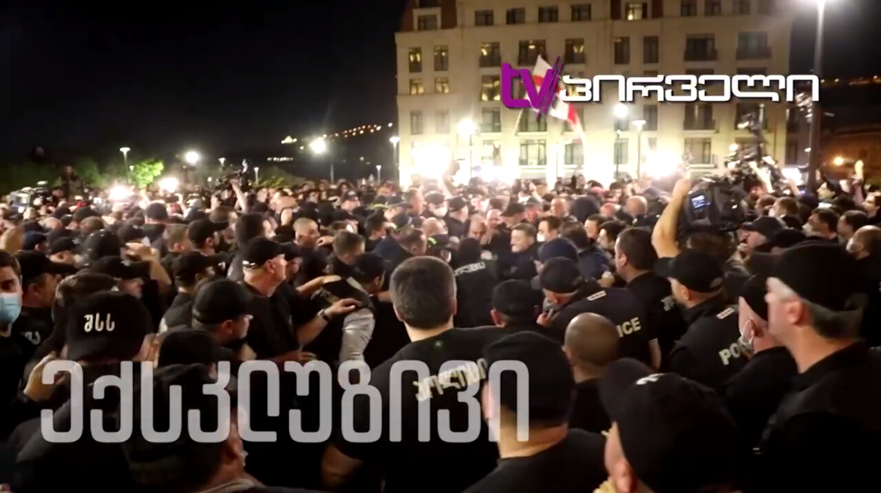 Грузинская полиция во время вчерашних прозападных митингов легонечко дали в лицо парламентарию Александру Элисашвили