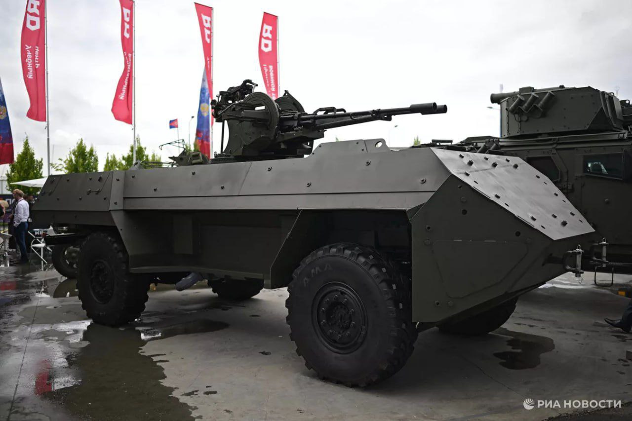 Российские военные на Украине получили в свое распоряжение совершенно новую беспилотную бронированную платформу "Зубило"