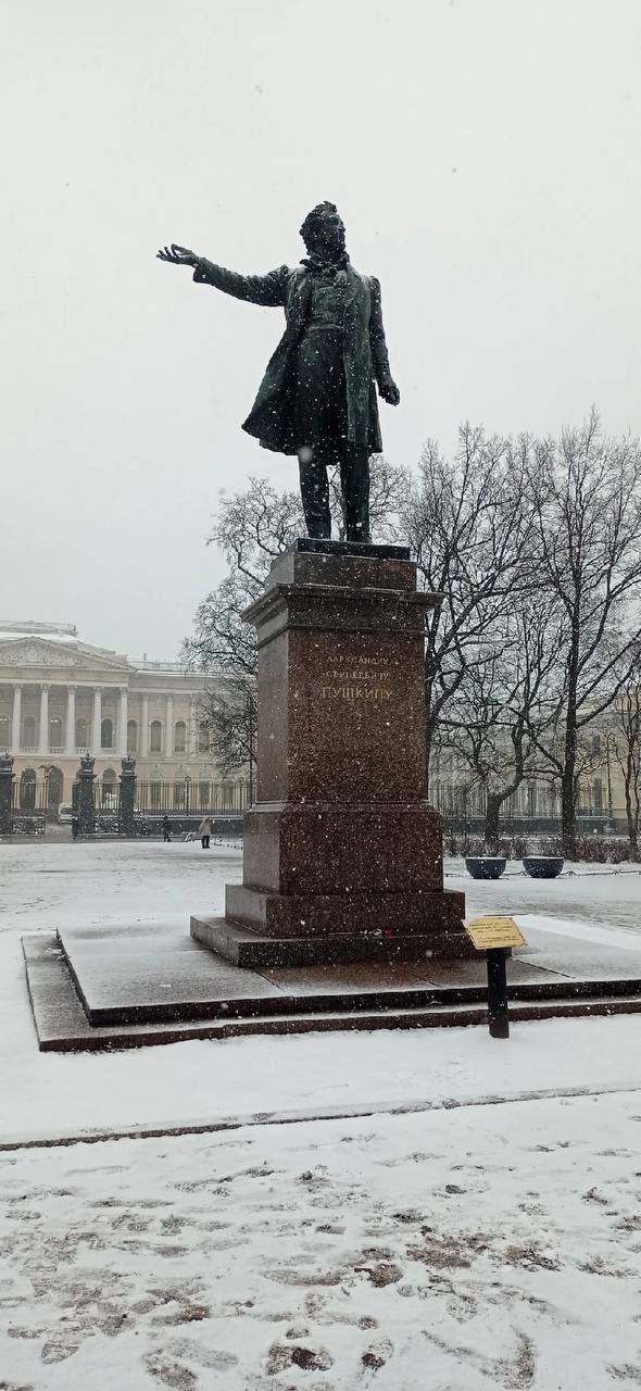 В середине весны в Петербург неожиданно вернулась зима, погода ниже нуля и гололёд