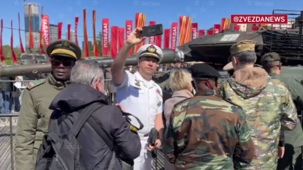 Иностранные военные атташе посетили выставку трофейной техники на Поклонной горе